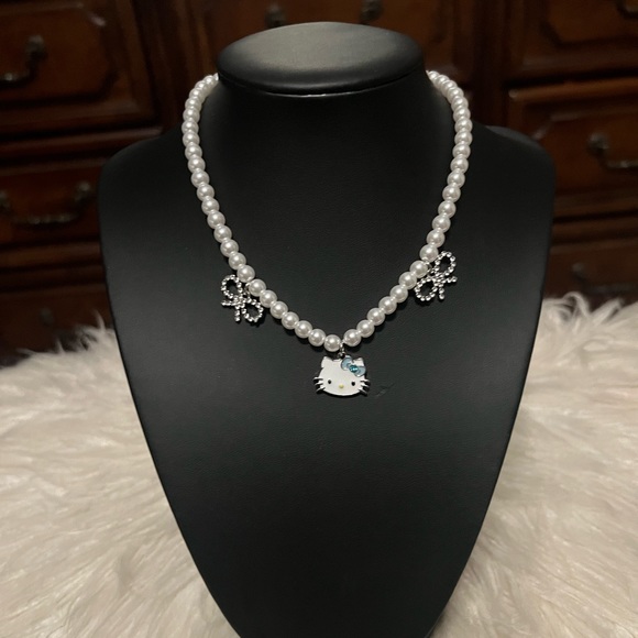 New Adjustable Hello Kitty Faux Pearl Necklace - Picture 6 of 6